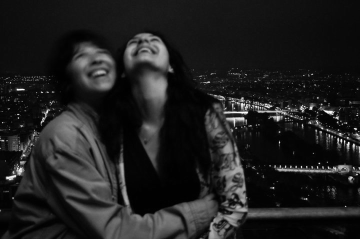 Eiffel-Tower-at-night