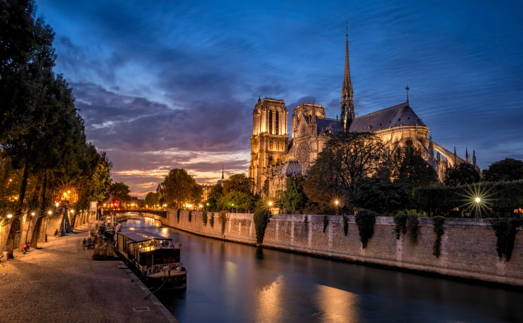 Celine-concierge-notre-dame-night