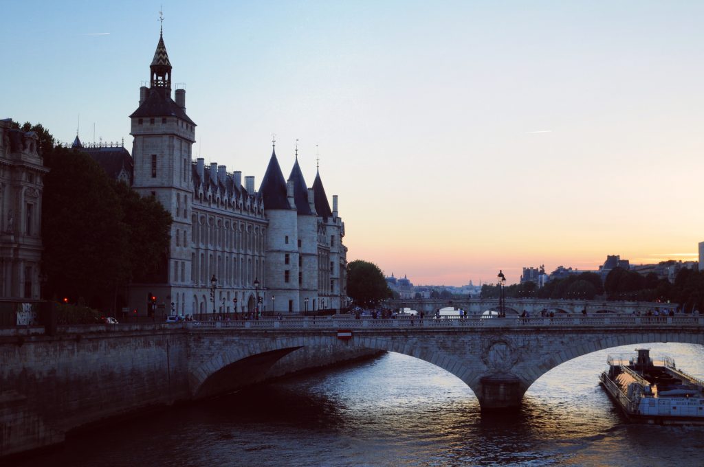 Celine-concierge-Paris-Sunset-conciergerie-ideal-luxury-Paris-Holiday