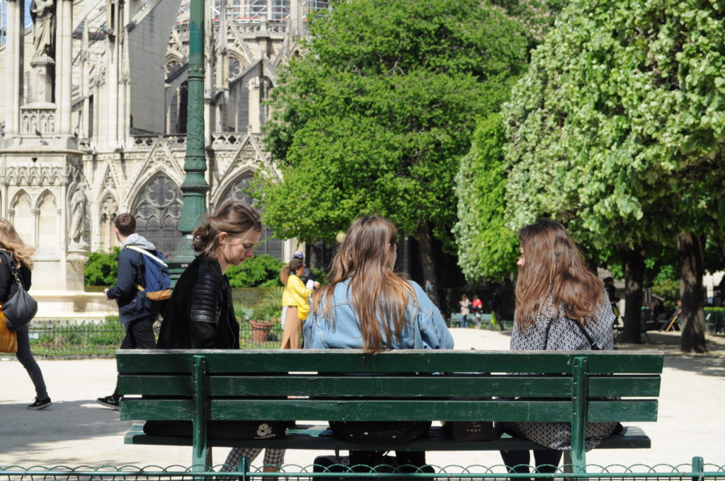 Notre-Dame-Paris-girls