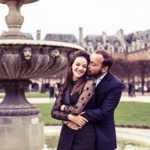 couple-kissing-near-fountain