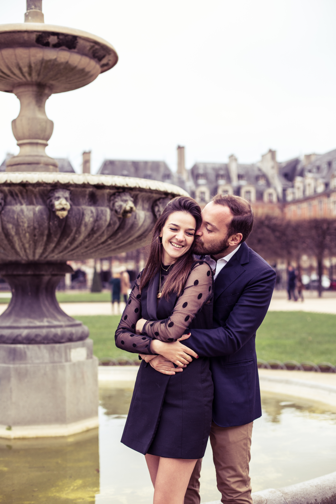 couple-kissing-near-fountain