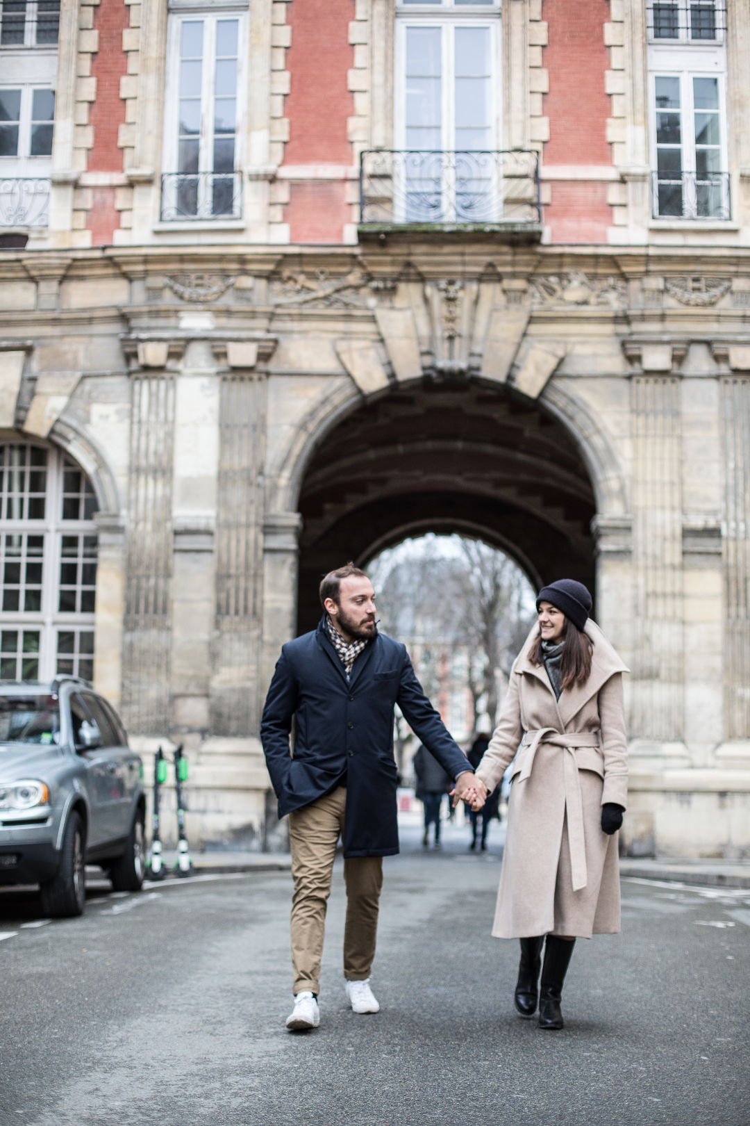 couple-walking-streets-of-Paris