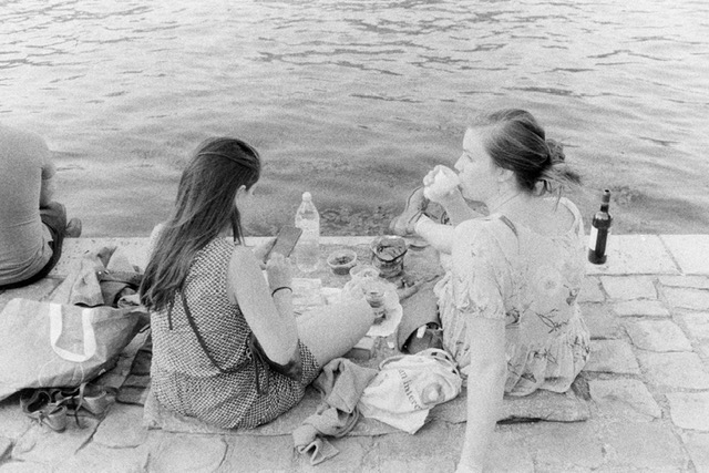 Picnic-by-the-seine-Paris