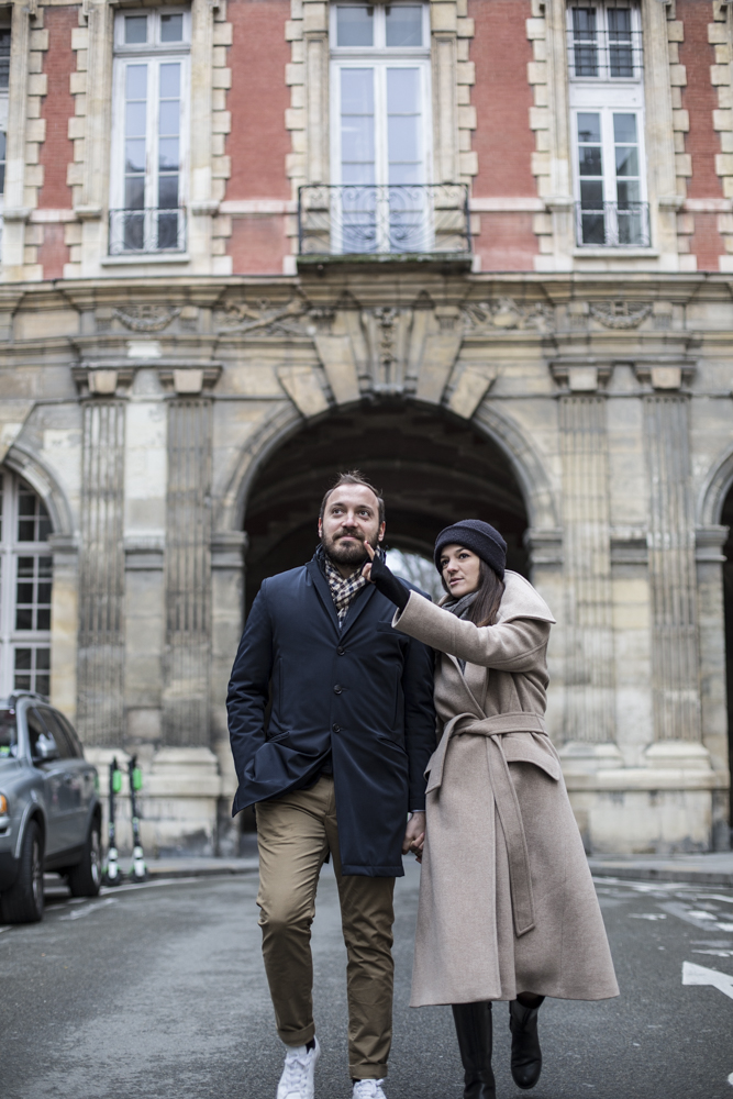 couple-in-Paris-Move-to-Paris