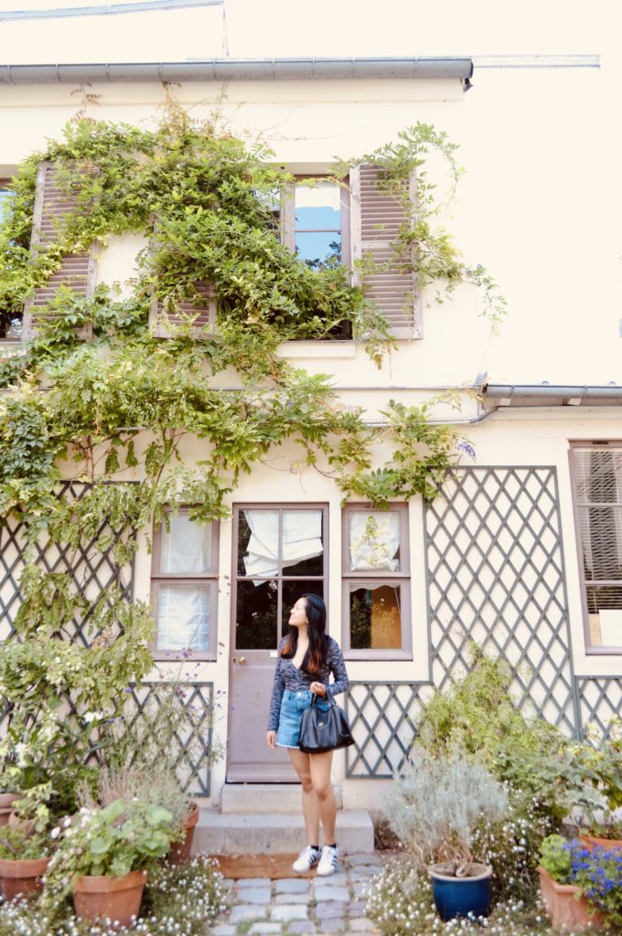 girl-in-courtyard-Paris