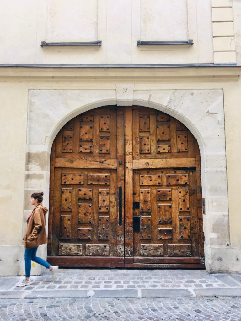 woman-walking-in-the-streets-of-Paris