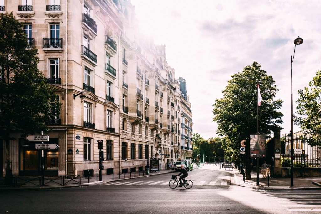 streets-of-Paris-Life-in-France