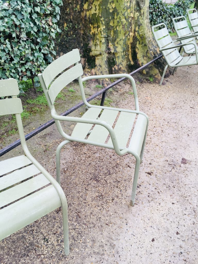 chairs-in-jardin-du-luxembourg-Paris