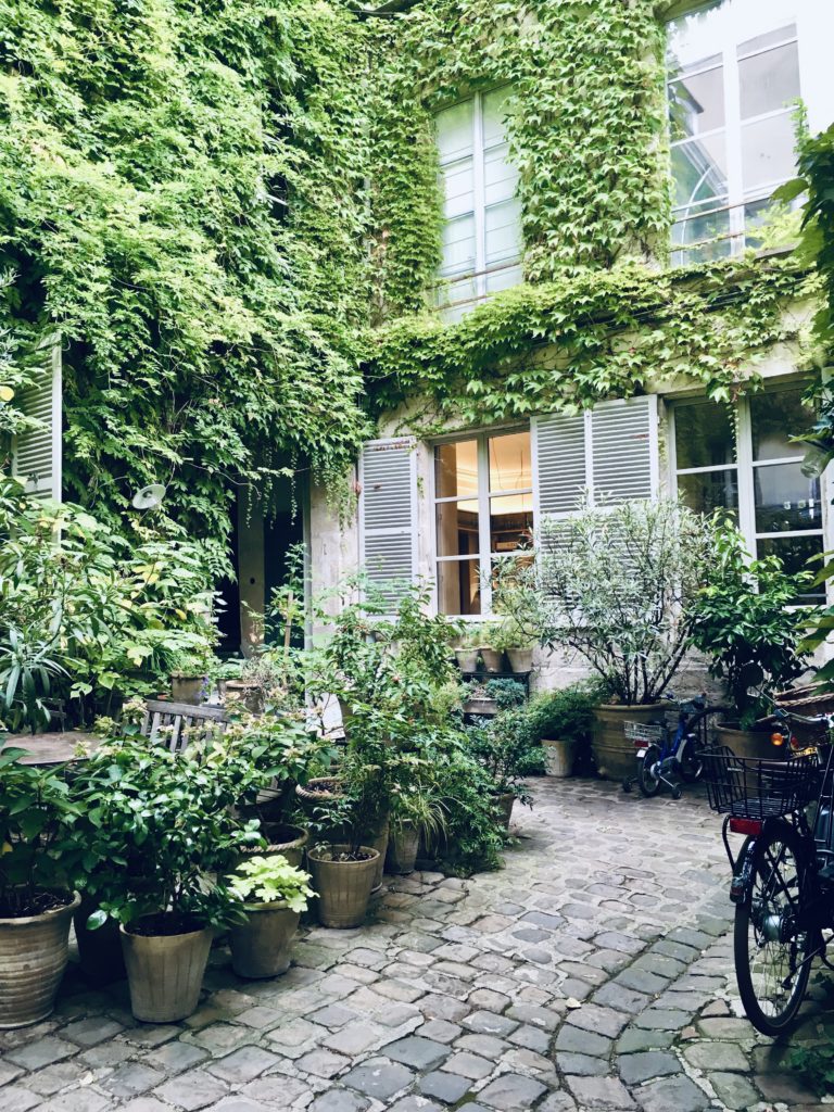 Parisian-courtyard-visas-to-move-to-France