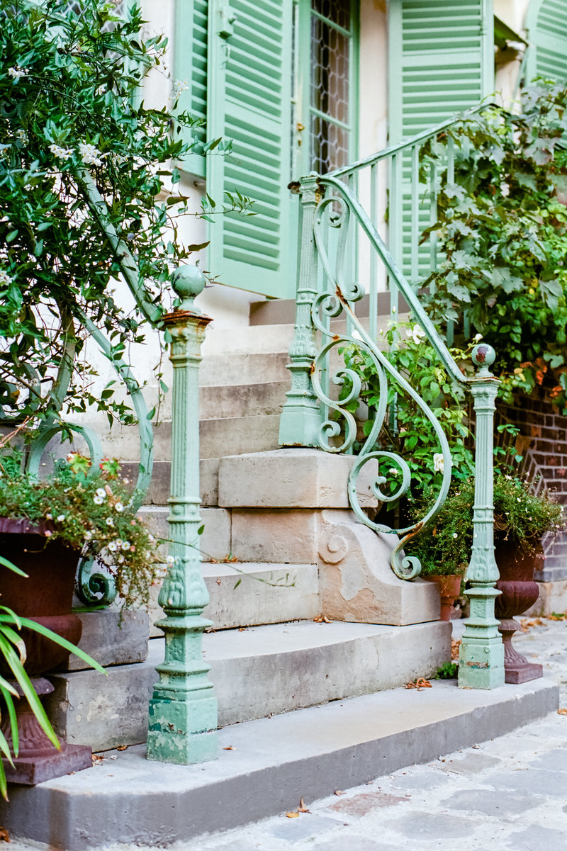 staircase-Parisian-building